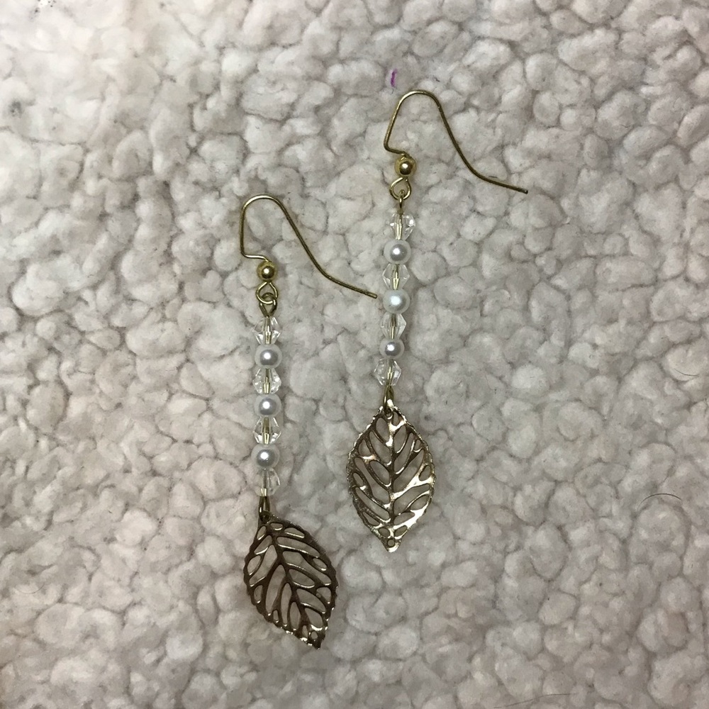 Leaf dangly earrings